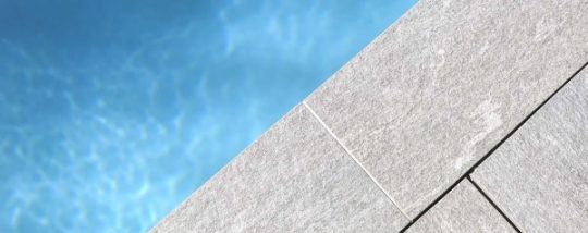 Il gres porcellanato per le piscine